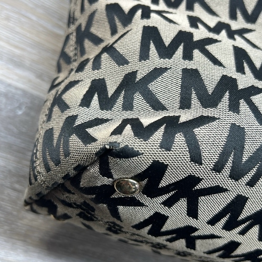 Michael Kors Signature Jet Set Signature Canvas Tote-Excellent Condition! - Picture 9 of 11